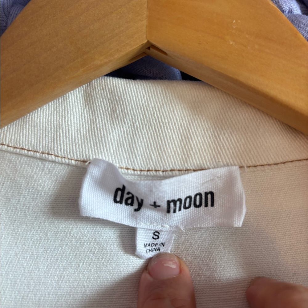 DAY + MOON White Short Sleeve Denim Romper. Small. - Picture 3 of 4